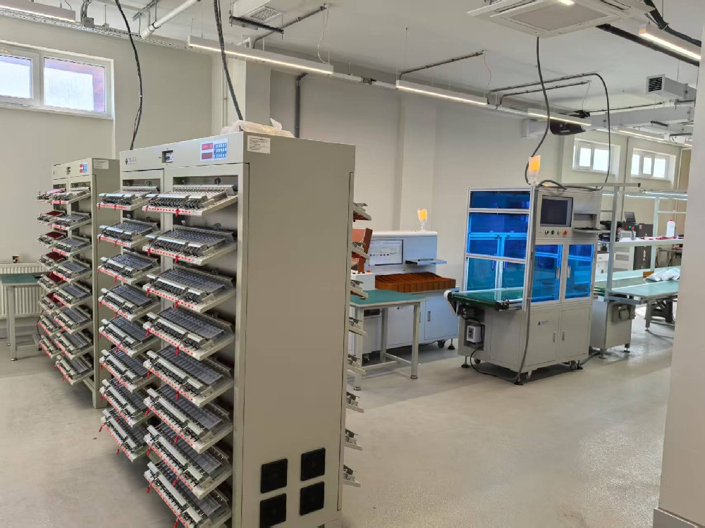 Инженеры TMAX завершили монтаж и обучение линии сборки цилиндрических пакетов в Турции